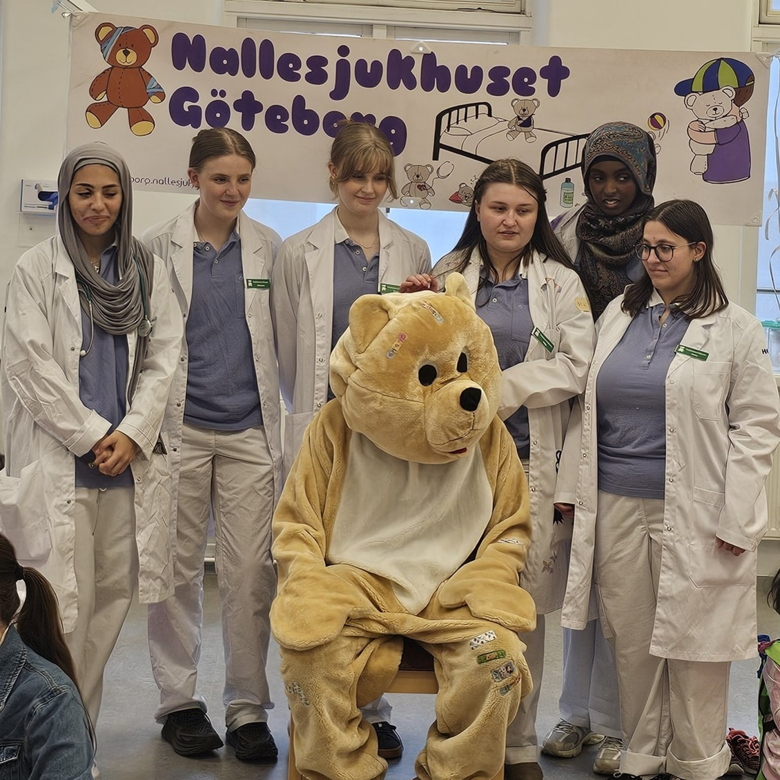 Barnen utforskar vården tillsammans med Nalledoktorerna